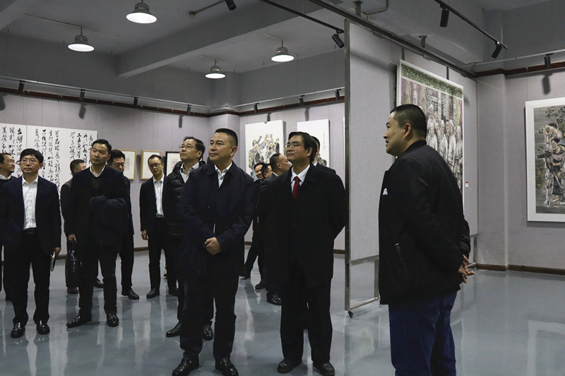 参观艺术作品展.JPG