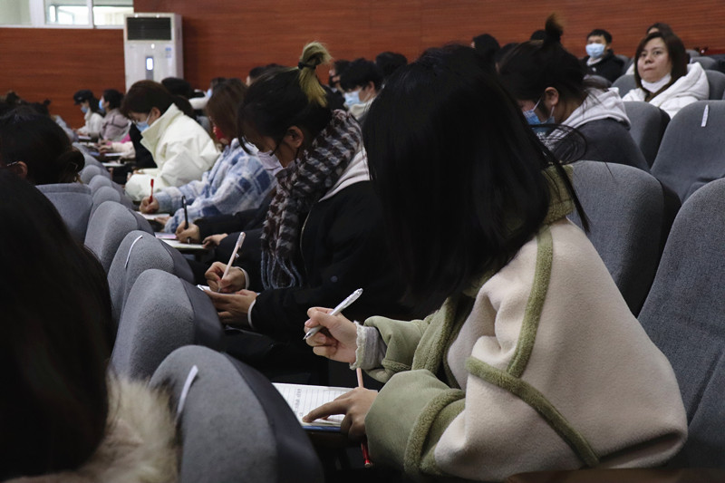 宣讲现场学生.JPG